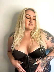 Lewd BBW whore is posing naked for a photoshoot